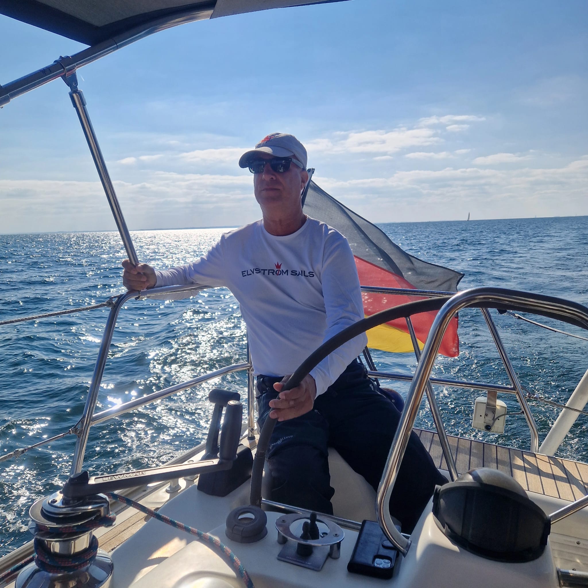 Volker Martel auf dem Segelboot